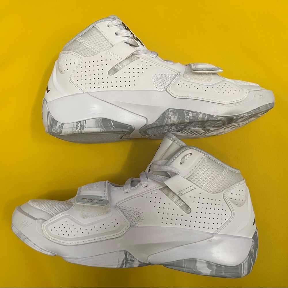 Jordan Zion 2 TB in White and Metallic Gold (7.5M/9W)